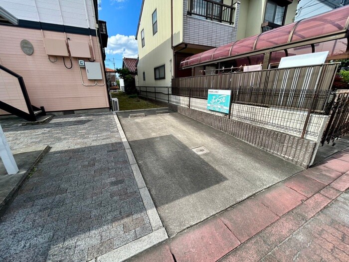 物件外観写真4　(駐車場)