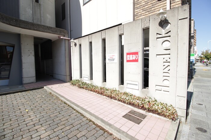 物件外観写真2　(エントランス部分)