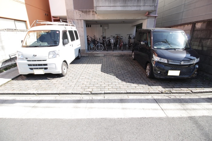 物件外観写真4　(駐車場)