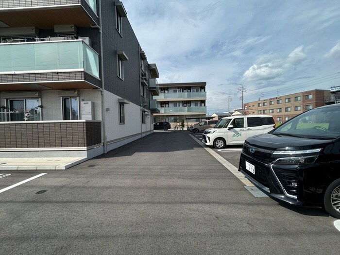 物件外観写真3　(駐車場)