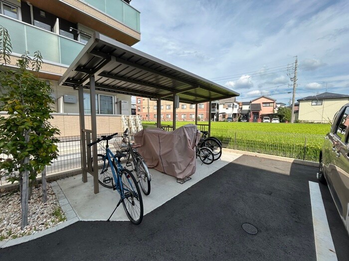 物件外観写真4　(駐輪場)