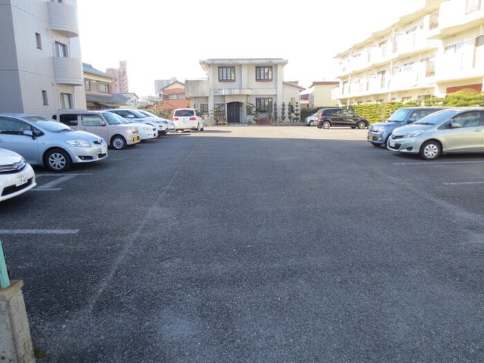 物件外観写真3　(駐車場)