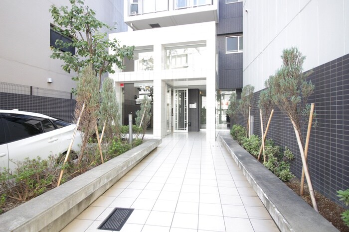 物件外観写真2　(エントランス部分)