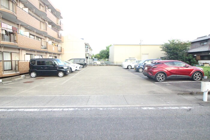 物件外観写真5　(駐車場)
