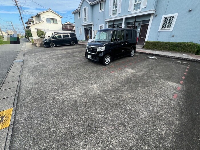 物件外観写真4　(駐車場)