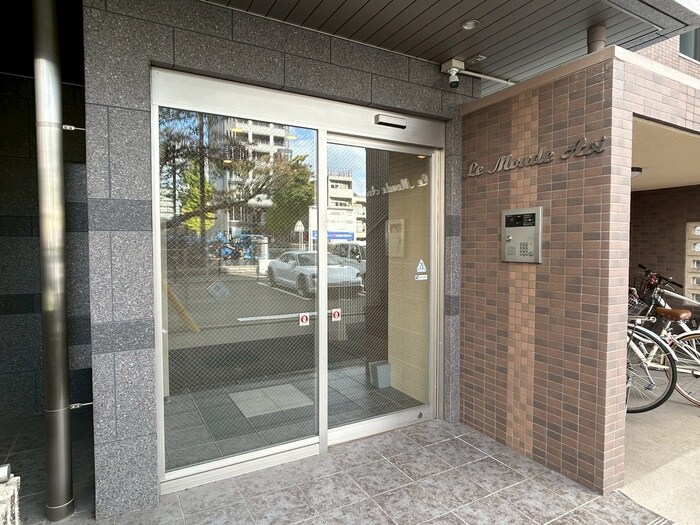 物件外観写真2　(エントランス部分)