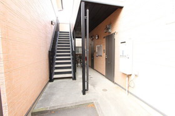 物件外観写真5　(エントランス部分)