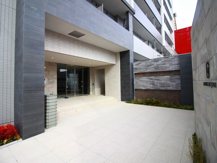 物件外観写真2　(エントランス部分)