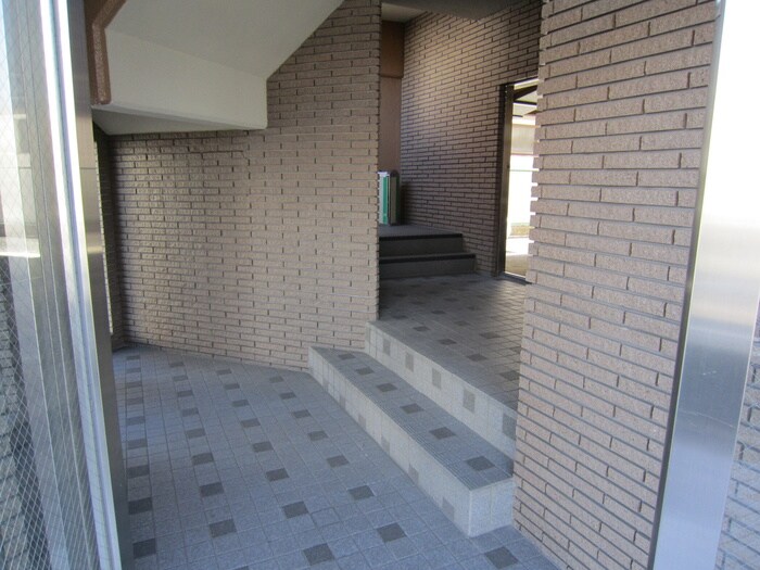 物件外観写真4　(エントランス部分)