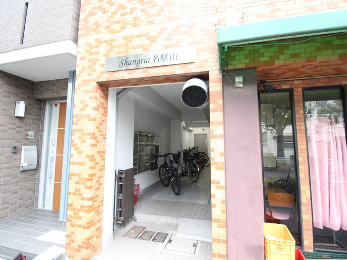 物件外観写真3　(エントランス部分)