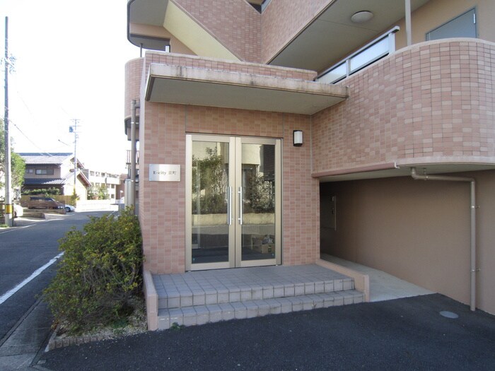 物件外観写真4　(エントランス部分)