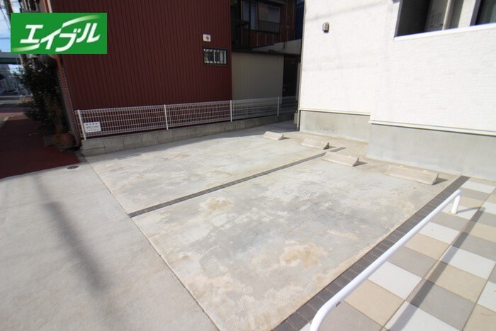 物件外観写真2　(駐車場)