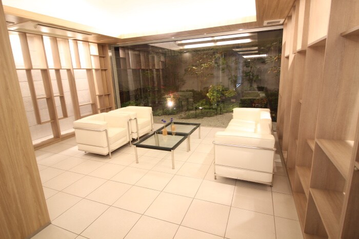 物件外観写真5　(エントランス部分)