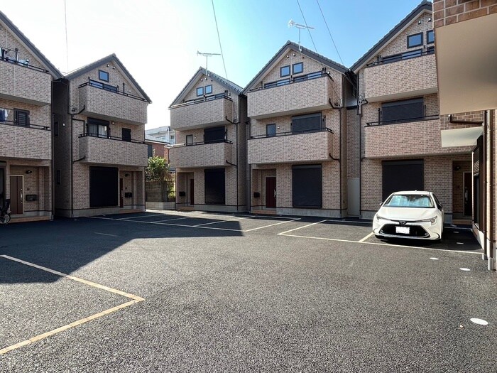 物件外観写真4　(駐車場)