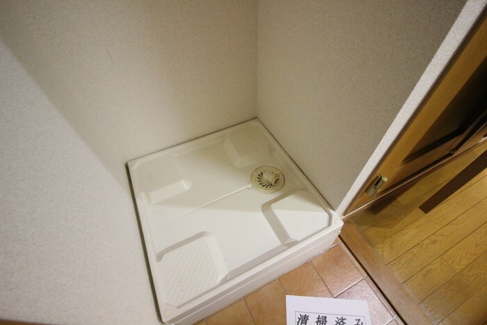 物件内観写真10　(洗濯機置場)