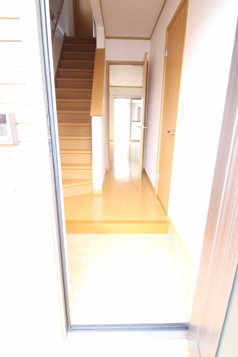 物件内観写真4　(玄関)