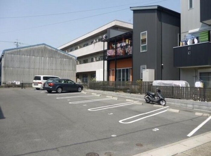 物件外観写真3　(駐車場)