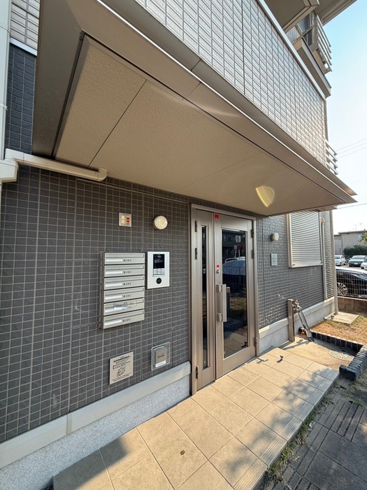 物件外観写真2　(エントランス部分)