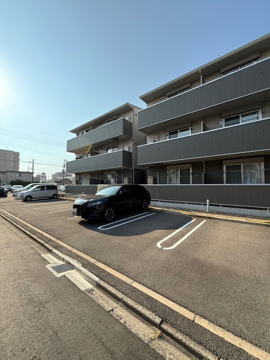 物件外観写真3　(駐車場)