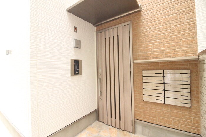 物件外観写真3　(エントランス部分)