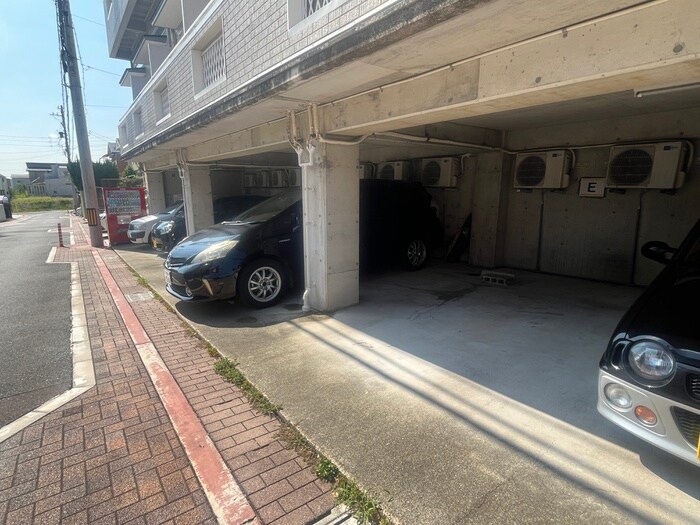 物件外観写真5　(駐車場)