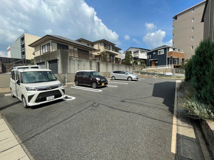 物件外観写真3　(駐車場)