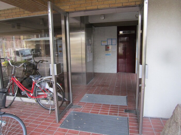 物件外観写真5　(エントランス部分)