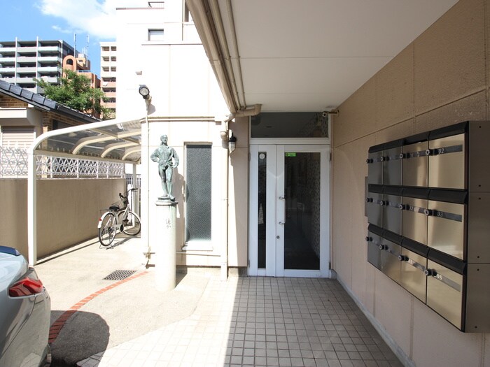 物件外観写真3　(エントランス部分)