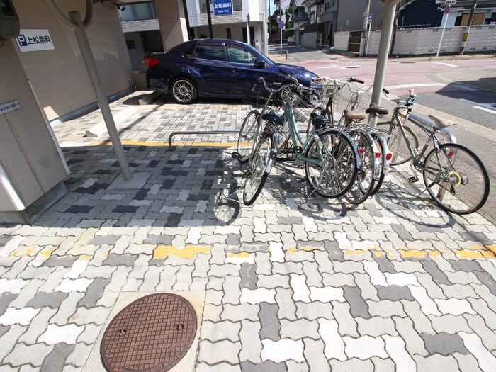 物件外観写真4　(駐輪場)