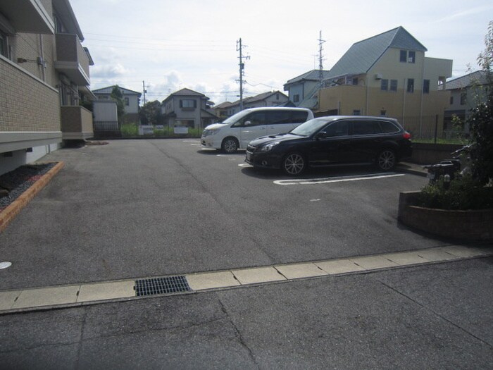 物件外観写真2　(駐車場)