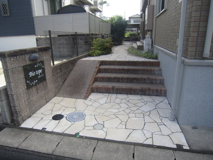 物件外観写真3　(エントランス部分)