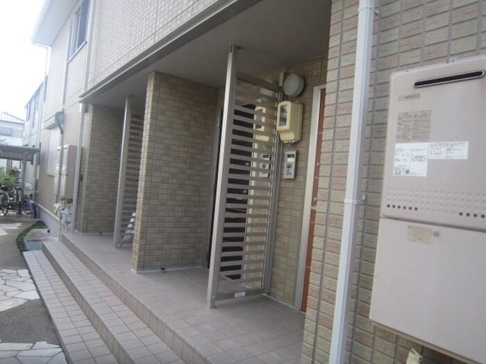物件外観写真4　(エントランス部分)