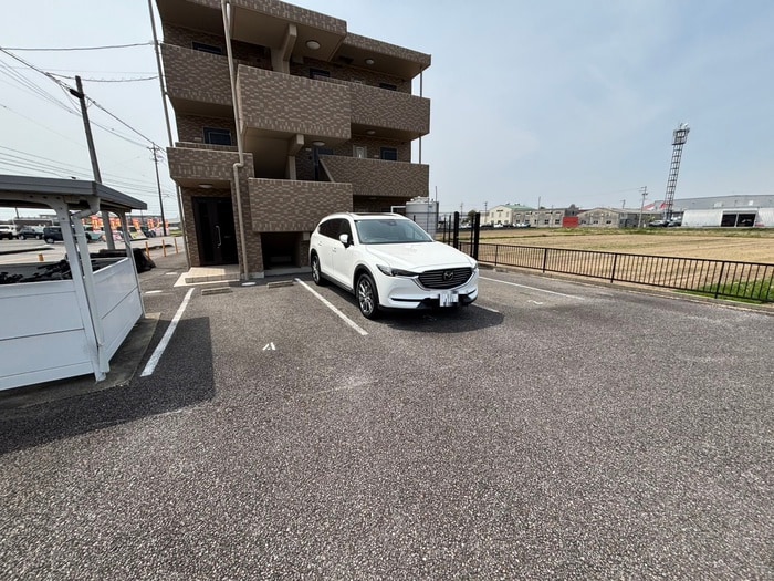 物件外観写真3　(駐車場)