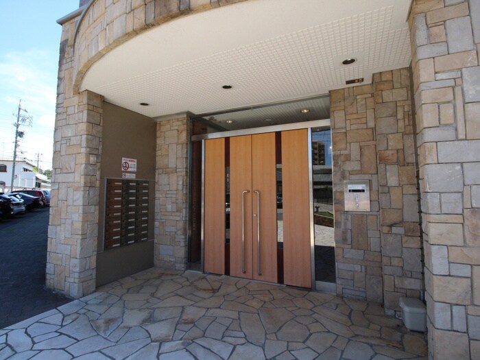 物件外観写真4　(エントランス部分)