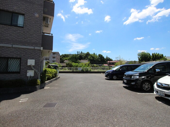 物件外観写真6　(駐車場)
