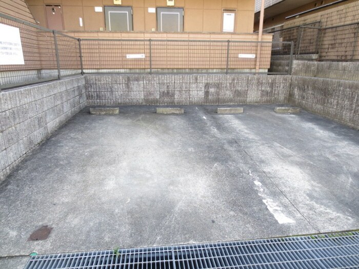 物件外観写真5　(駐車場)