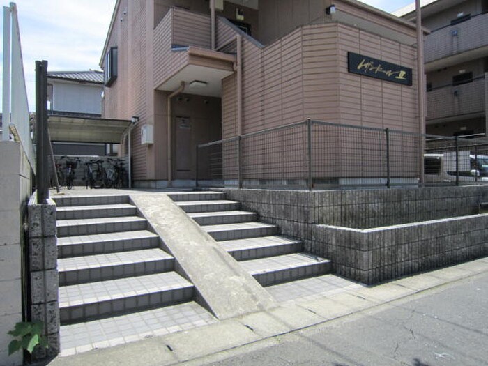 物件外観写真6　(エントランス部分)