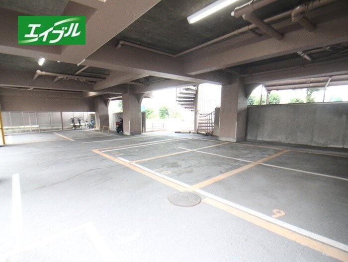 物件外観写真2　(駐車場)