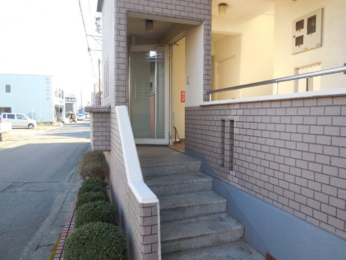 物件外観写真3　(エントランス部分)