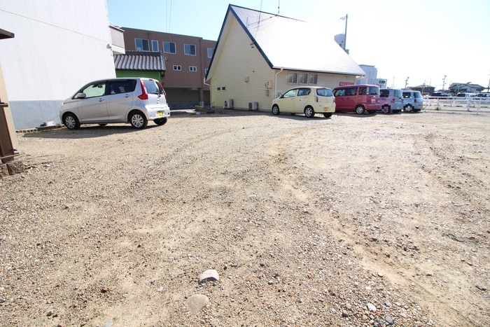 物件外観写真6　(駐車場)