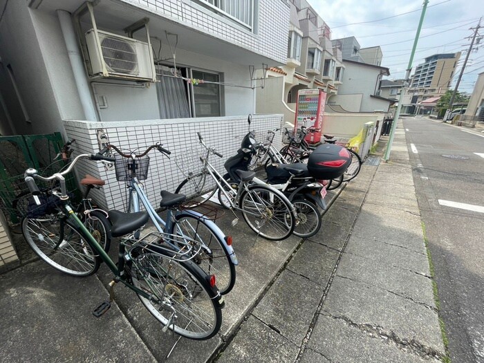 物件外観写真2　(駐輪場)
