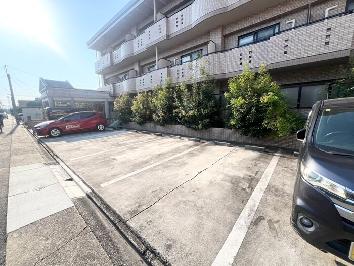 物件外観写真4　(駐車場)