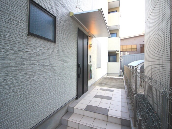 物件外観写真2　(エントランス部分)