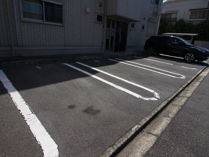 物件外観写真2　(駐車場)