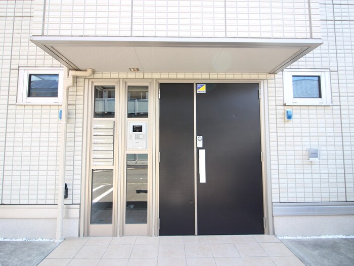 物件外観写真4　(エントランス部分)