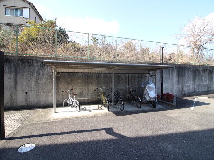 物件外観写真3　(駐輪場)