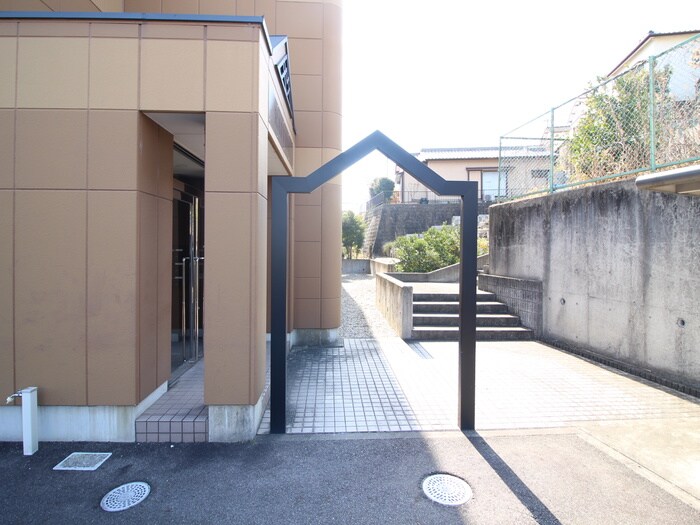 物件外観写真4　(エントランス部分)