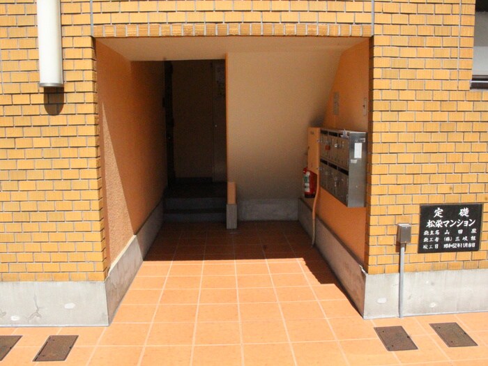 物件外観写真2　(エントランス部分)