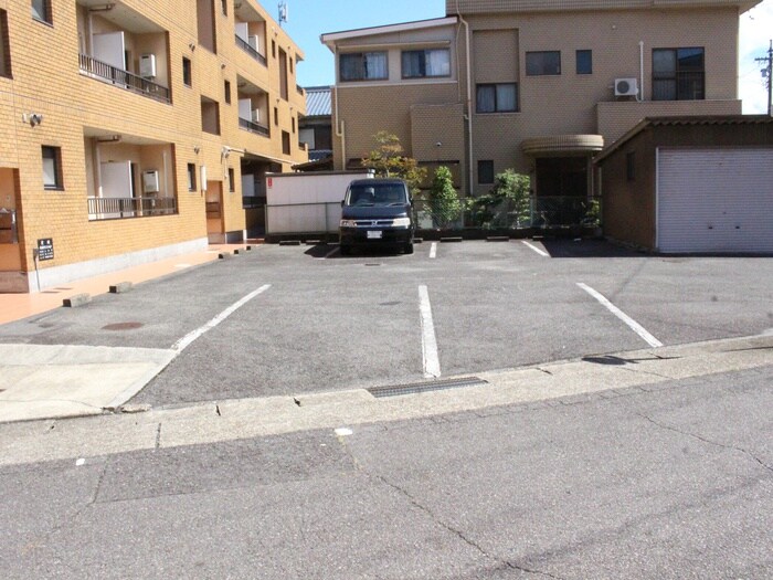 物件外観写真5　(駐車場)