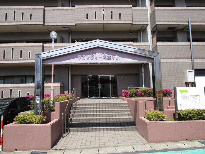 物件外観写真2　(エントランス部分)